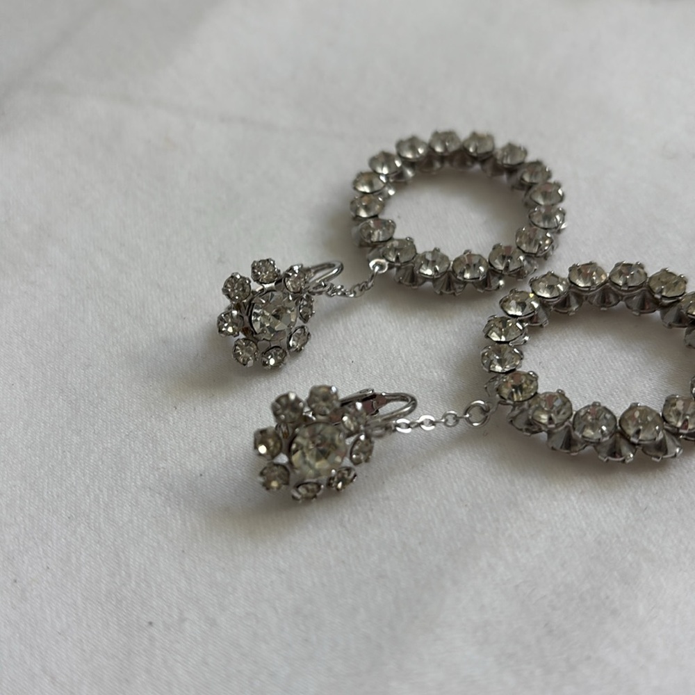 Vintage lot of rhinestone and faux black onyx costume earrings - Picture 9 of 11